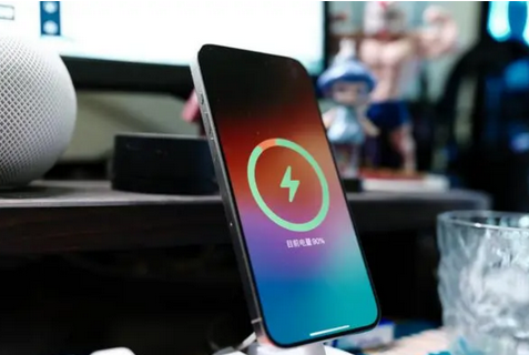 新化苹果15换屏服务分享用什么充电器给iPhone15充电更好 